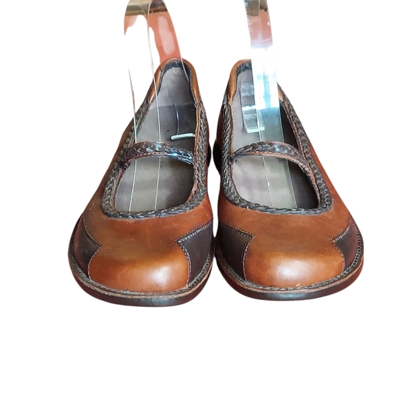 Merrell Brown Leather Flats with Classic Design - Picture 2 of 16